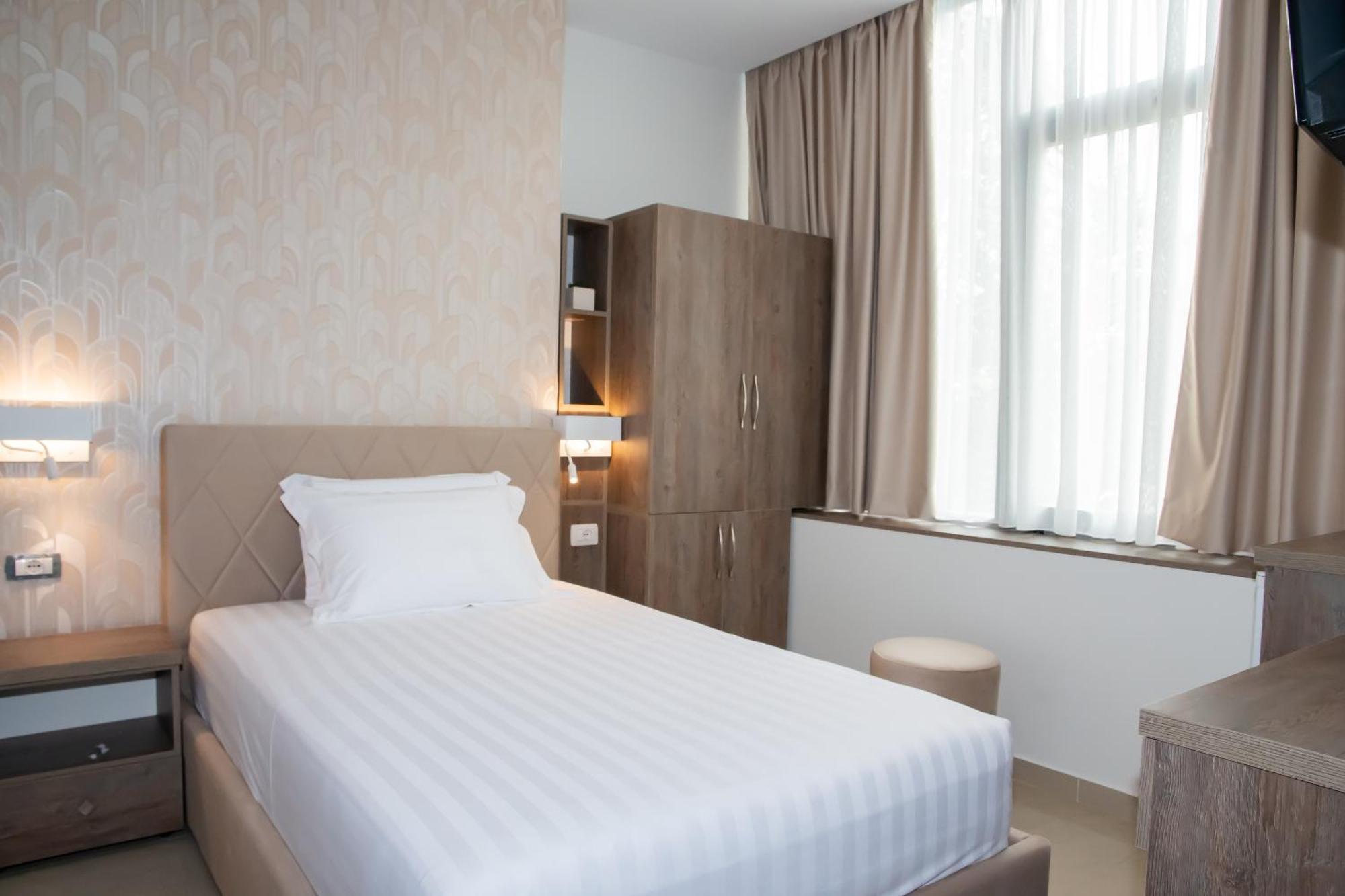 Alv Rent Rooms Vlore Luaran gambar