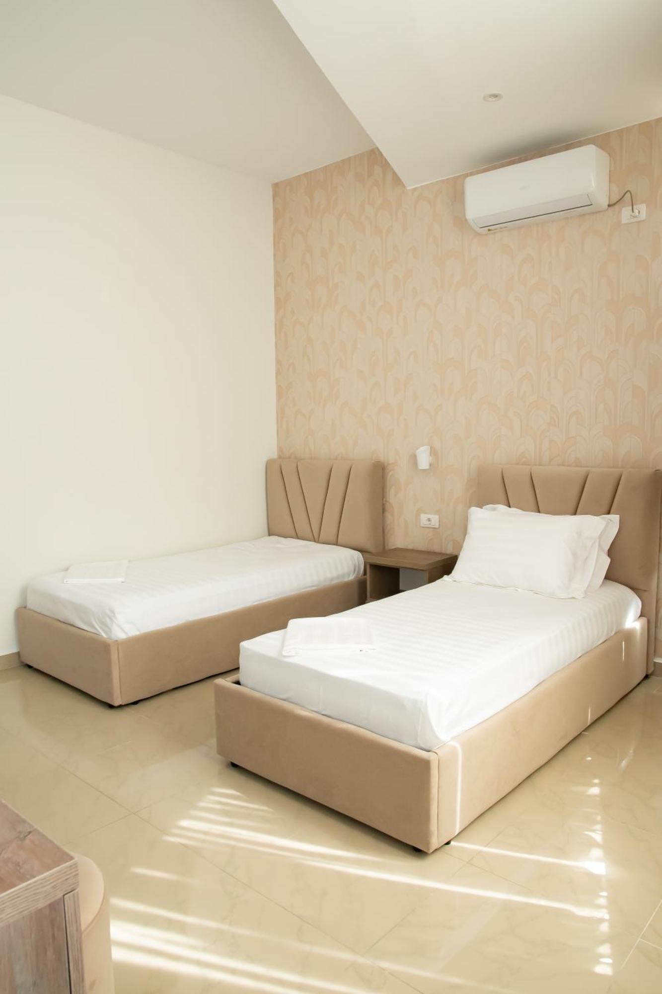 Alv Rent Rooms Vlore Luaran gambar